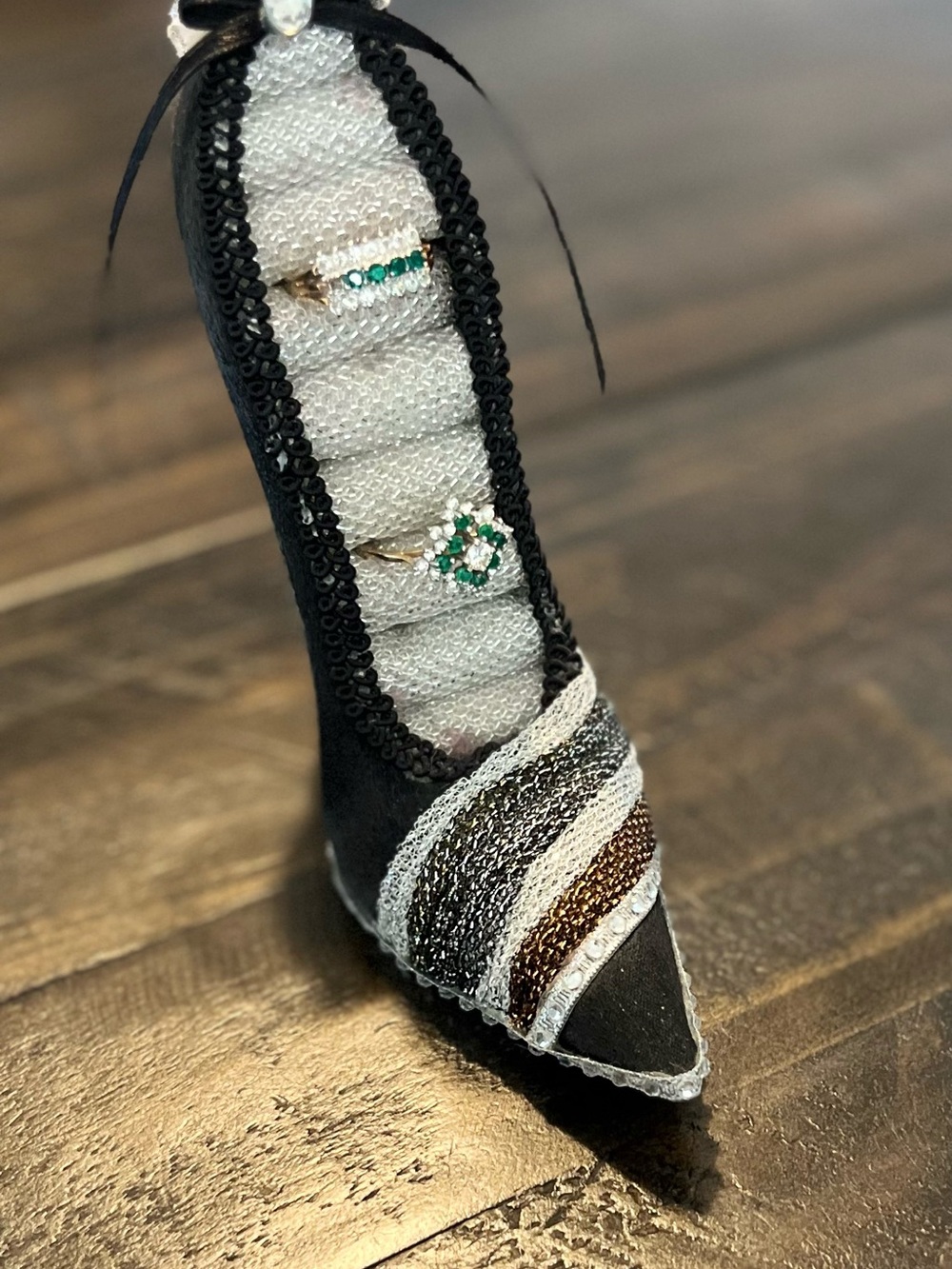Women's Black Pointed Toe Embellished Pump Ring Holder